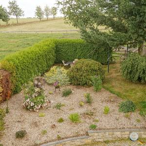 Blick auf den Steingarten mit Sitzecke